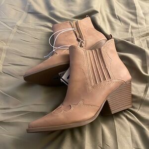 Cowgirl booties super cute NWT